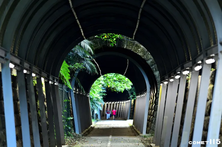 短距離內一連三個隧道，可說是俗語「一錢鑽九孔」的體現