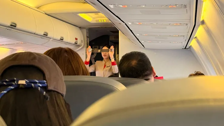 沒有電視，空姐示範逃生設備使用。