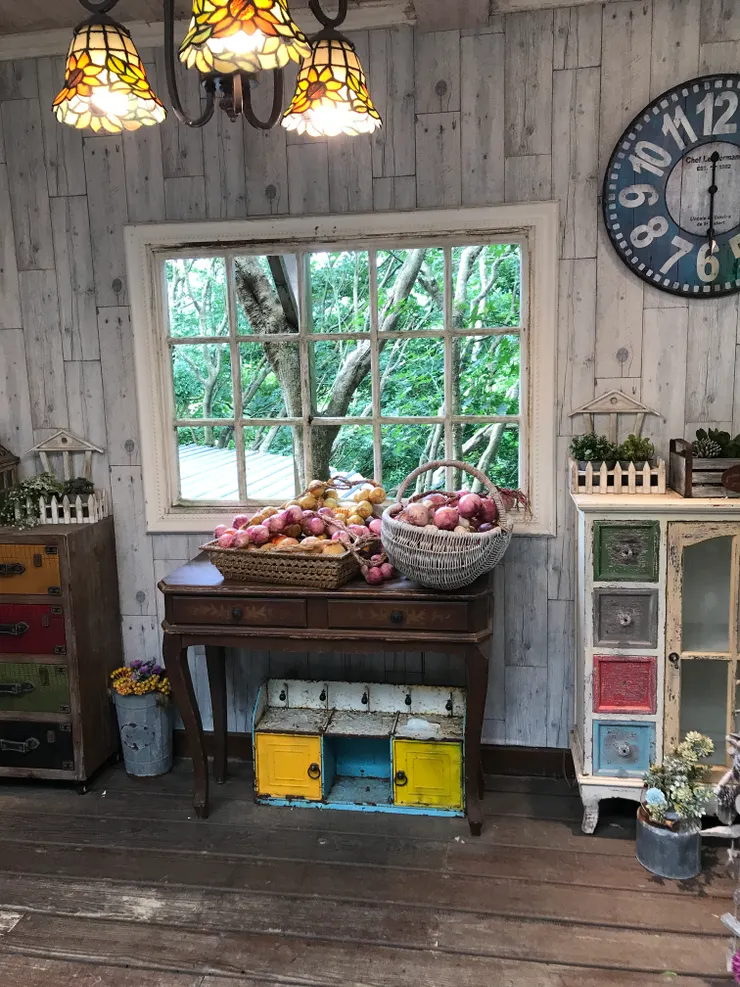 走回餐廳時可看到許多室內造景