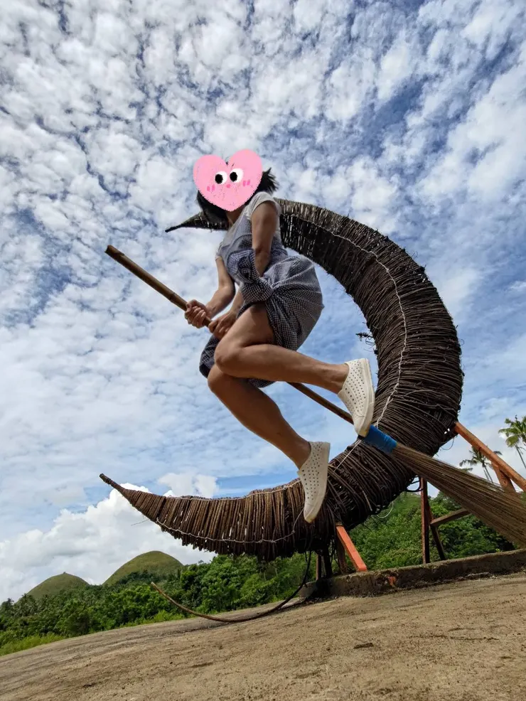 因為哈利波特，大家來這都要騎一下掃把