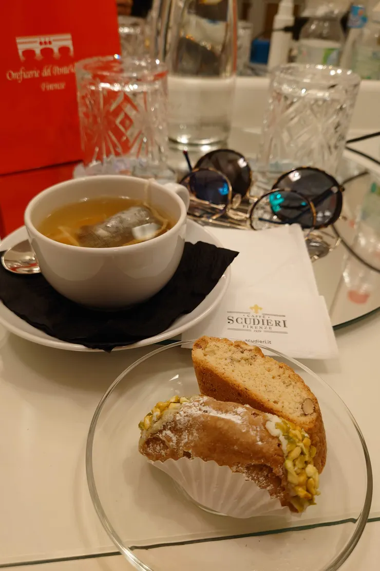 我外帶回飯店房間慢用的義式脆餅，搭配熱騰騰的花草茶，很療癒。