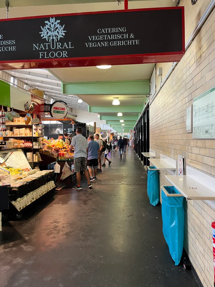 有可以站著的吃東西的小桌子和垃圾桶