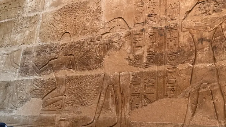 拉美西斯二世求寫歷史的神，將自己名字寫在埃及生命之樹的葉子上。