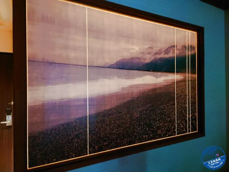 ▲花蓮  立閣人文旅店  無意間發現房間內經典的設計： 利用浴室透出的光線營造出太魯閣海岸晨曦的氛圍▲