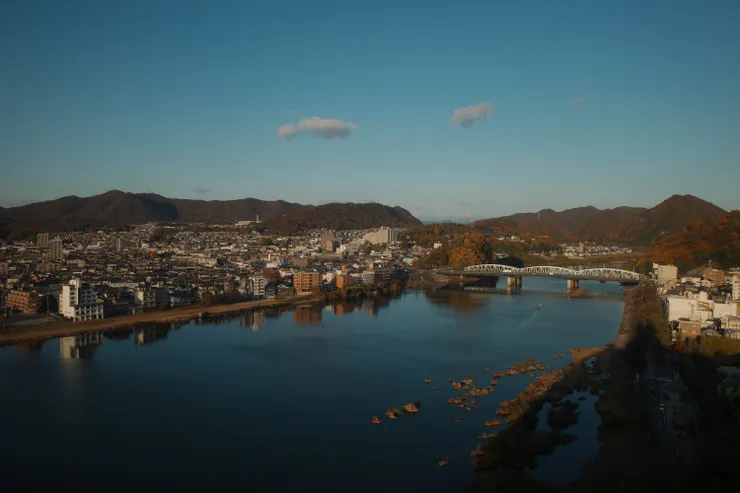 在斜陽的照射下，整座城市被一片金黃覆蓋
