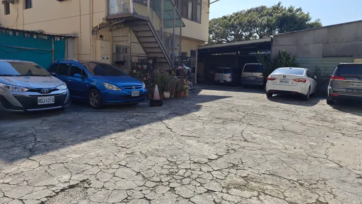 店家後方的停車場