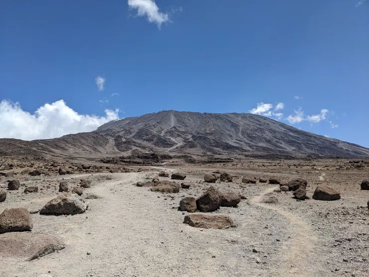 從遠方就看到明天登頂要走的路(OMG)
