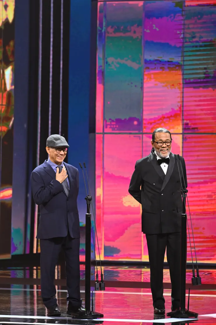 第 62 屆金馬獎頒獎典禮，頒獎嘉賓廖慶松（左）、李屏賓（右）。／影像提供：台北金馬影展執行委員會