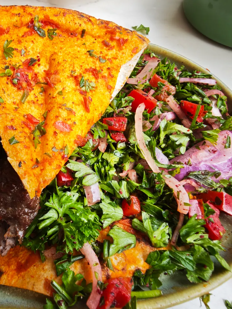 Naan饢，是印度烤餅的一種，口感厚實而鬆軟，適合沾醬、沾咖哩，可充分吸收湯汁風味。