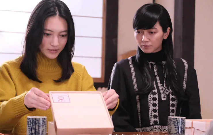 右邊為遠藤久美子，圖片來源：HTB電視劇照