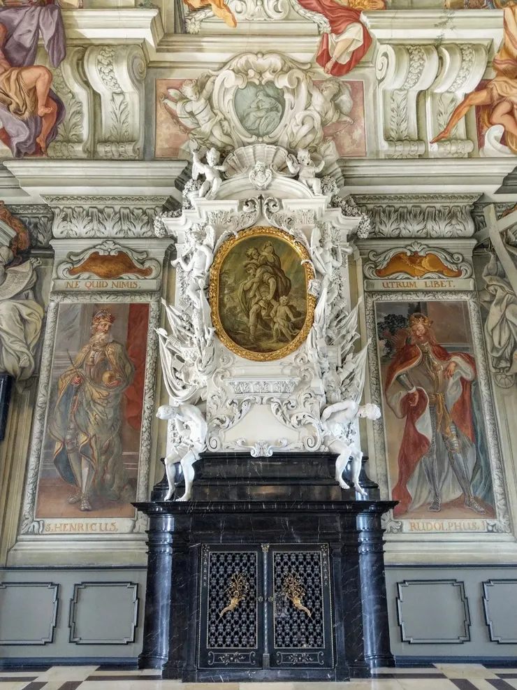 我還以為牆上的皇帝是同一人,都長得好像