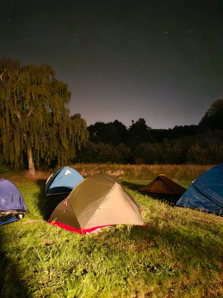 有學生會搭帳棚夜宿