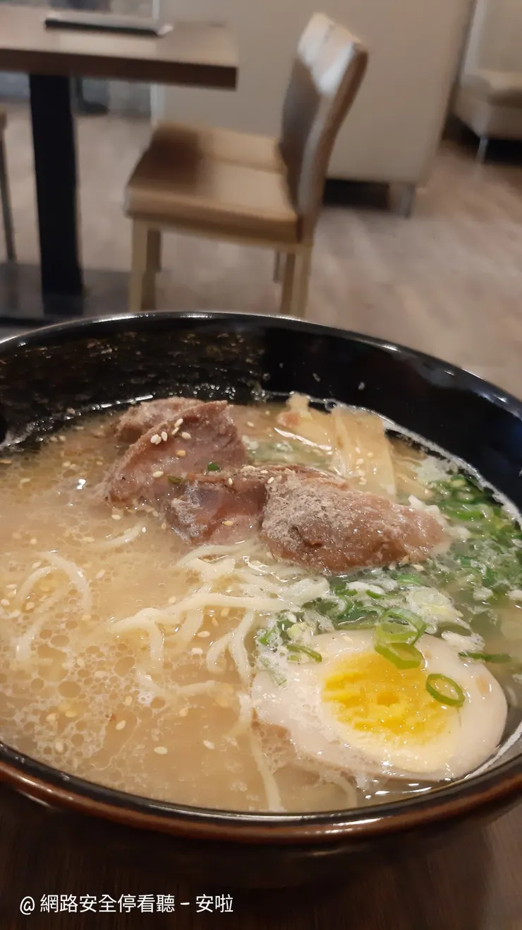 豬膝拉麵(蒜味豚骨湯頭)$260