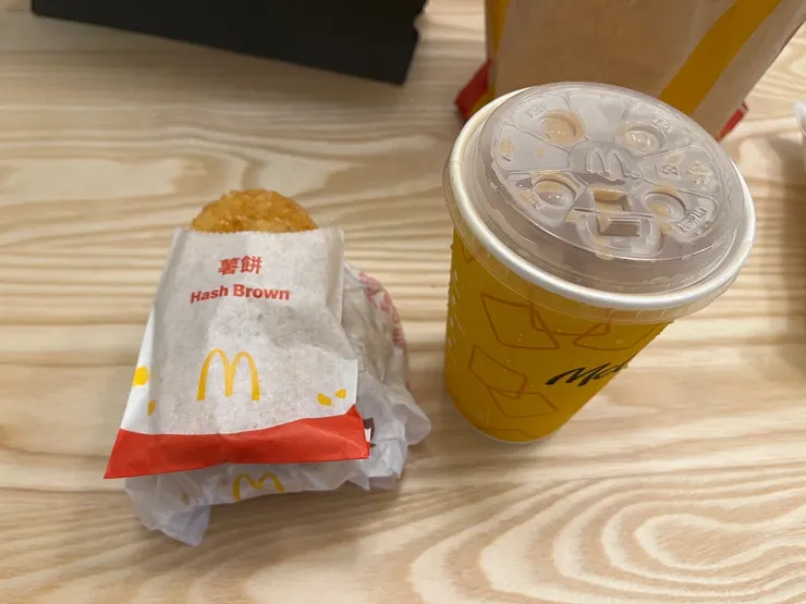 老樣子豬肉蛋堡、薯餅跟焦糖奶茶。