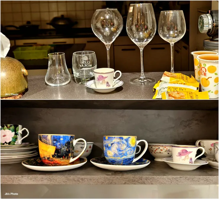 【十幾年來愉悦相伴無數閒逸晨午！上：2023/1/27，時舊居整修遷居龍寶拾穗臻邸；下：2023/5/12，甫遷回整修完之舊居未久。】