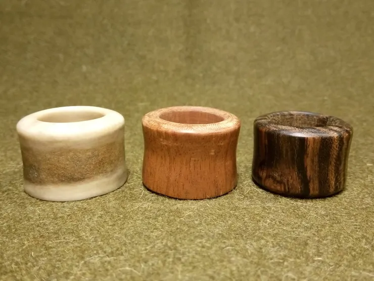 這三枚扳指，饅頭面都磨成斜的。