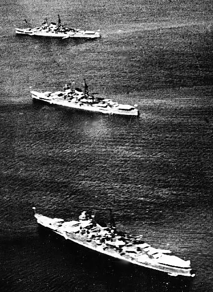 伊勢灣的熊野號（前景）、三隈號（中）和鈴谷號，1938年。