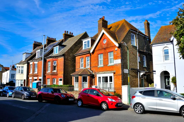 【屋舍各自有型卻又奇妙地統一！有無形的傳統從根連繫著它們。】