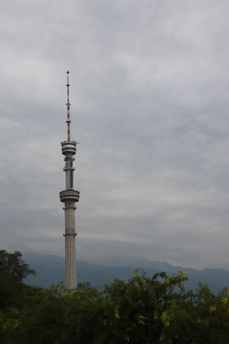 比遊樂場更早出現在山上的電視廣播塔。