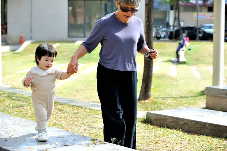 【兩老也能單獨帶出門嬉遊大半天！爺爺奶奶帶去民俗公園玩。】