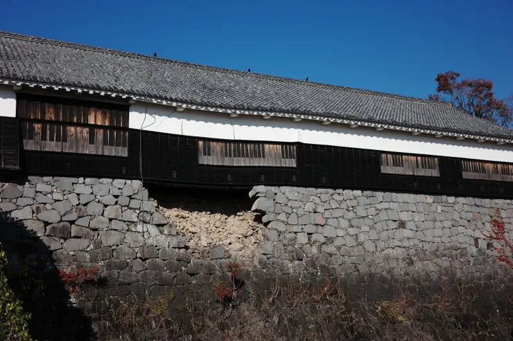 城牆也遭地震破壞，正在修復中