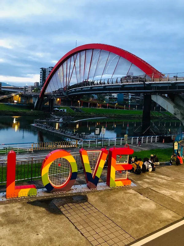 距離水舞開始還有一段時間,但已經有不少人在現場佔好位置等待。