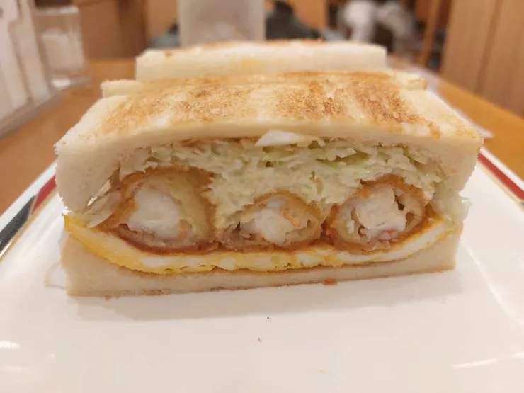 照片中的應該只有一部分的炸蝦三明治，但一份三明治大概放了整整三隻蝦子，真的給得十分豪邁