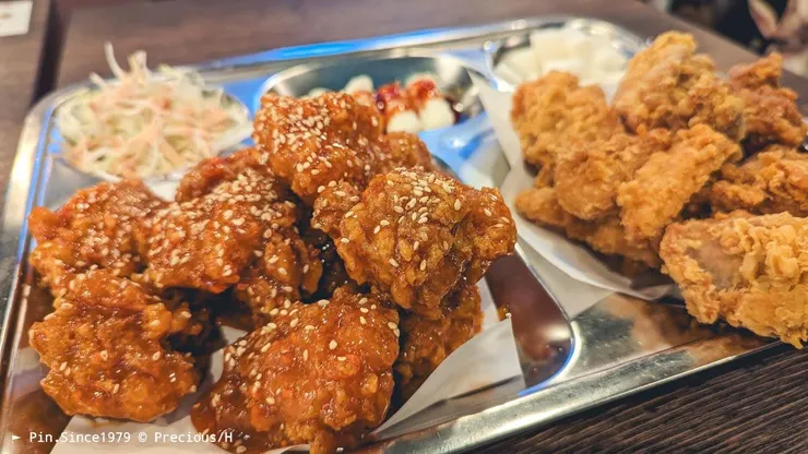 食在紅磚倉庫，雙拼韓式炸雞套餐。