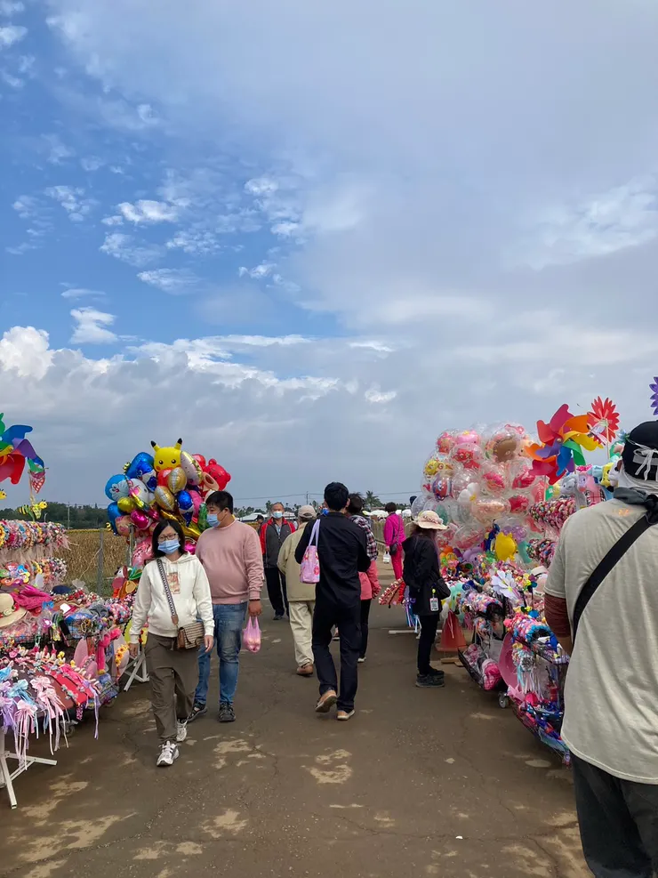在停車場旁邊有賣許多氣球跟花圈頭飾