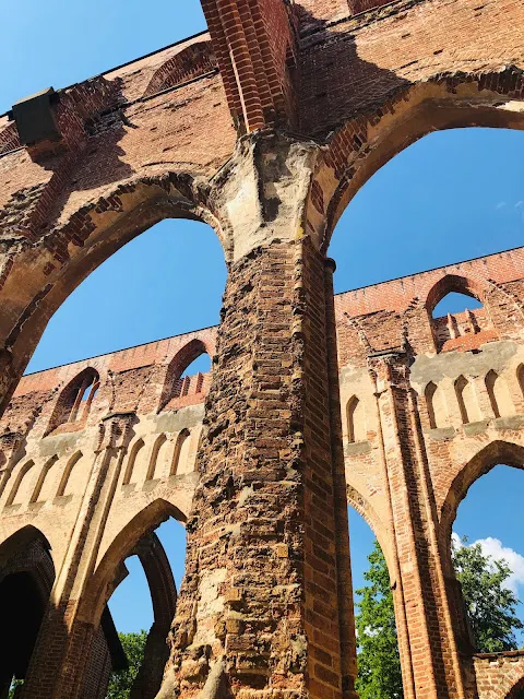 斑剝的痕跡，刻畫著戰火的無情。