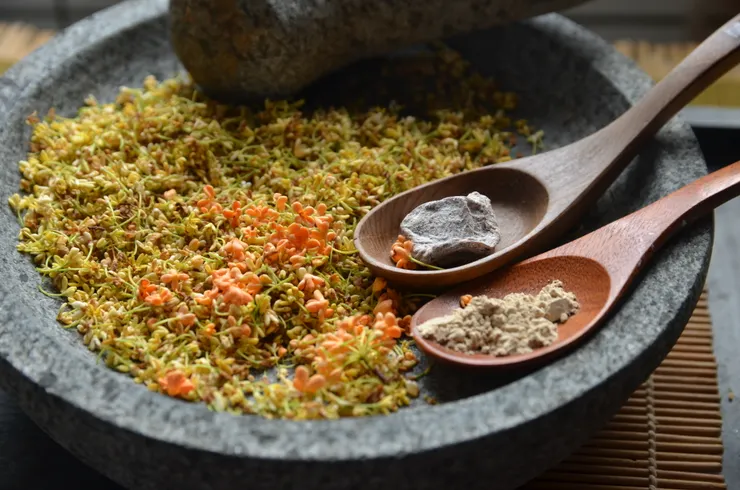 天香湯材料：處理乾淨的新鮮桂花、少許的梅肉與甘草粉