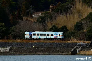 彩繪列車經過濱名湖畔
