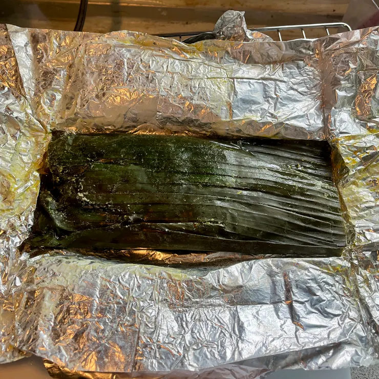 打開裡面有包芭蕉葉，我包回去後拿去烤箱烤了