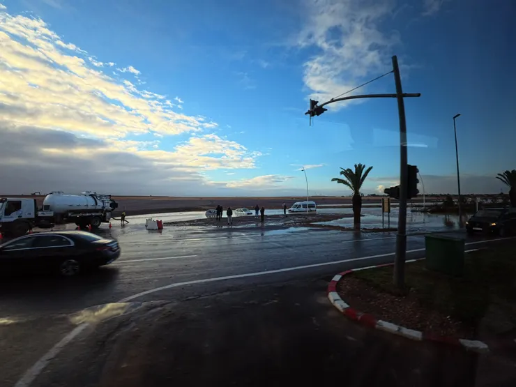 昨晚下大雨，路旁積水了。