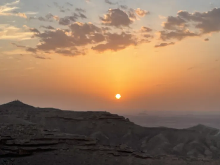 左邊的山丘其實站滿了很多遊客