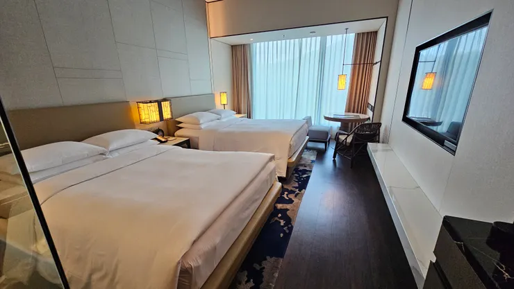 房間雖然不大!但是木頭地板和地毯都有的搭配我很喜歡!