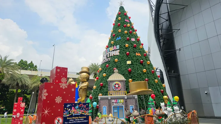 這是新加坡怡豐城的聖誕樹!要前往聖淘沙就是在這裡搭單軌電車前往!