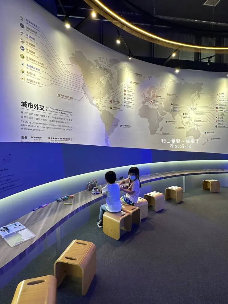 孩子們坐下來透過畫畫認識城市發揮創意也很好。