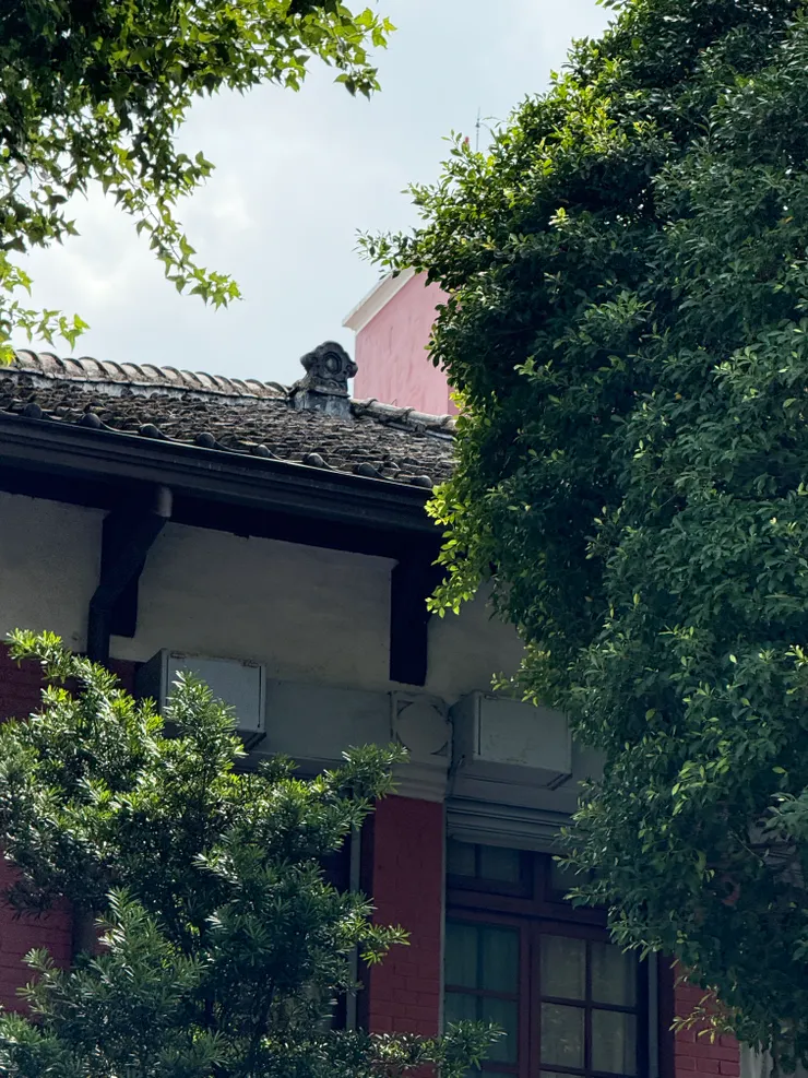 紅磚牆，銅屋頂，綠樹葉，畫面平衡