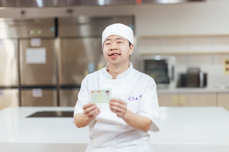 在喜憨兒光復門市擔任麵包助手的金生,擁有烘焙丙級證照;期許自己能夠學會做更多種類的麵包