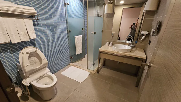 高雄福容大飯店房間浴室的馬桶是免治馬桶!這點相當加分!