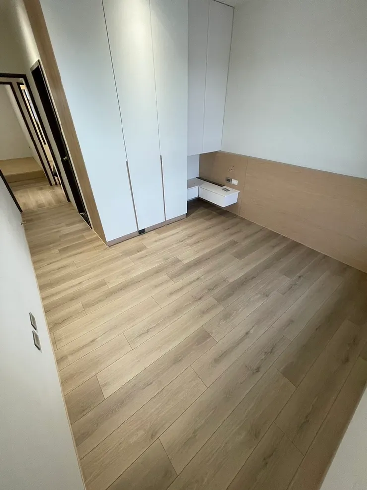 ▲ 當暖色燈光照映在木紋上，臥室不再只是睡覺的地方，而是心靈的避風港。