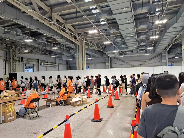 B區領周邊的排隊人龍