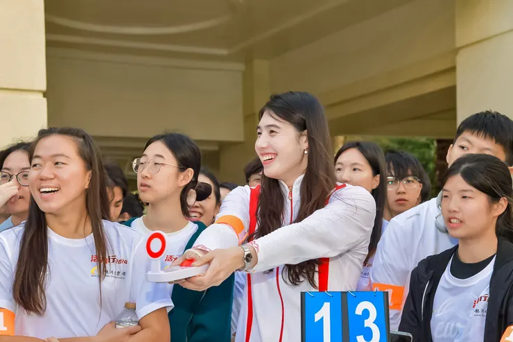 張雨霏與參與者親切互動