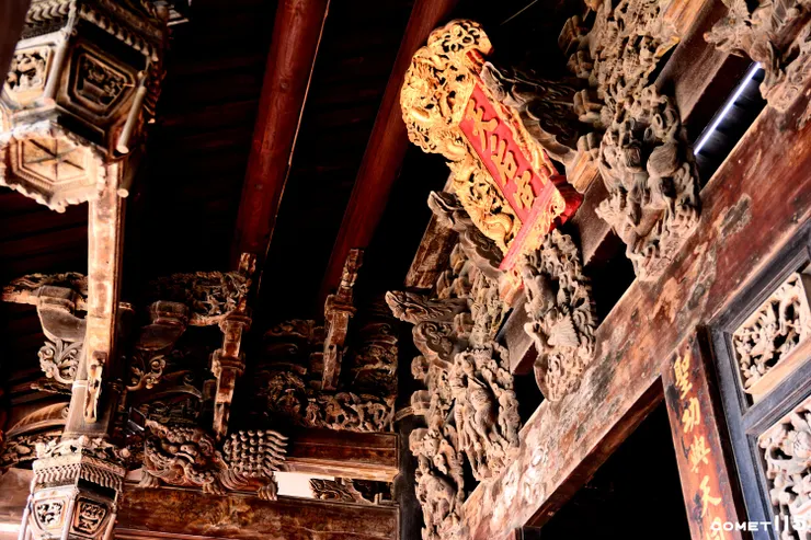 門楣上的木雕以八仙過海與南極仙翁為主題