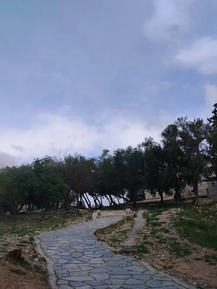 走進入口，前往衛城囉