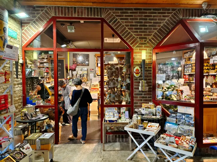 【城堡廣場週一間應有盡有的巧克力店,逛了就很想買,但没有看起來及想像中的好吃。】