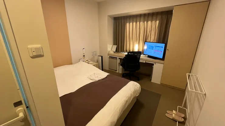 比較挑剔的是電視擺在窗邊桌上，要坐床上看電視距離才比較剛好。