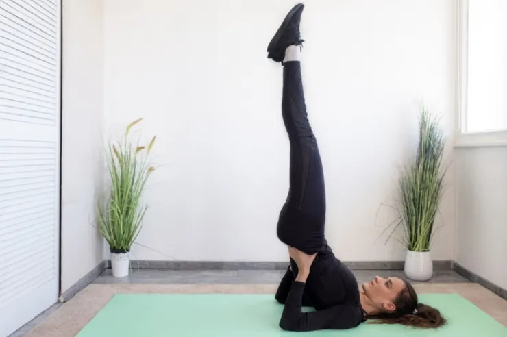早上花15 分鐘做伸展、瑜伽或是幾組深蹲。運動會讓人清醒，當妳感覺到身體充滿力量，對副業或學習的抗拒感就會降低。圖/123RF圖庫