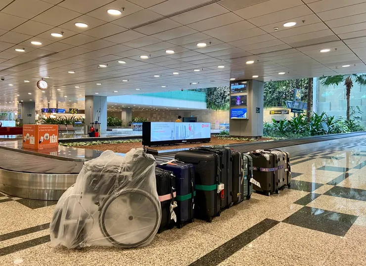 ▲ 除了我們，現場還有另一位人家的行李待領